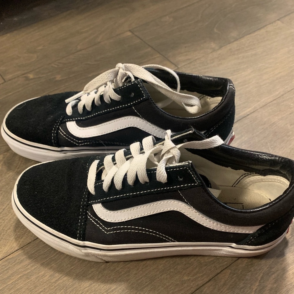 Woman’s low top black and white vans size 7
